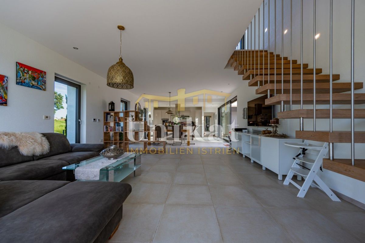 Luksuzna hiša z garažo v kleti - 3 km do morja